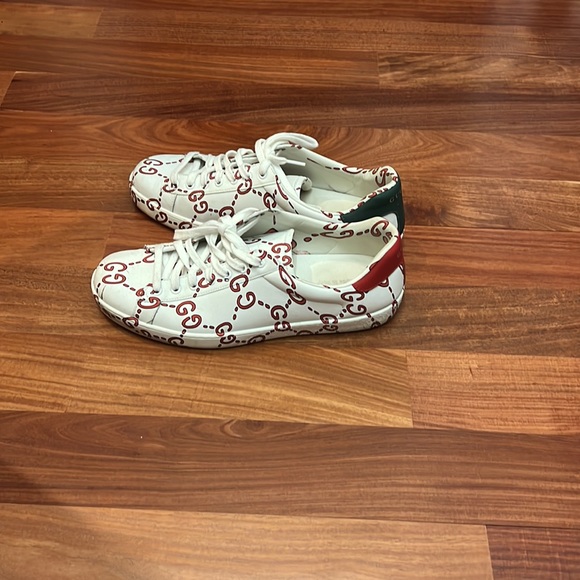 Gucci sneakers size 8 fits like 9 9.5 - Picture 3 of 4